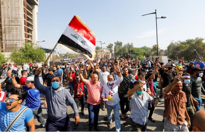 متظاهرون عراقيون في بغداد. تصوير: خالد الموصلي - رويترز.